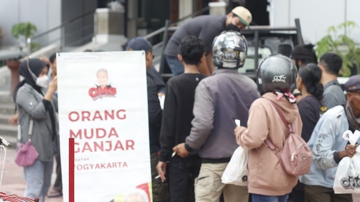 Buat Warga Sumringah Sambut Lebaran, Orang Muda Ganjar Berbagi Hampers dengan Pemuda Yogyakarta