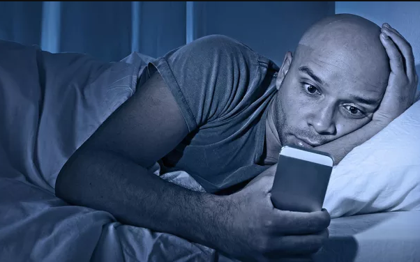 9 Bahaya Bermain Ponsel Saat Tidur, Bisa Buta!