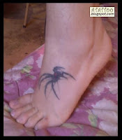 Aranha tatuada no pé