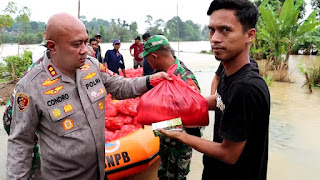 Terjang Arus Banjir, Kapolres Serang Berikan Bantuan Sembako Kepada Warga Korban Banjir  