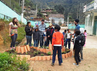  Estudantes mobilizados na construção da espiral de ervas