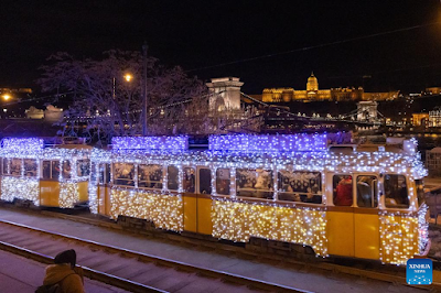 Trem yang Dihiasi Lampu Natal di Budapest