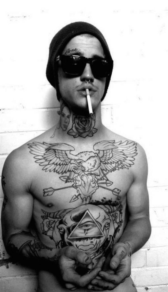 urubu_e_arrowed_coraço_tatuagem_no_peito