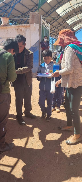 Nahezu 300 Schüler haben heute Schulmaterialien in Huancarani erhalten. Danke an alle unsere Spender und Segen aus Bolivien.