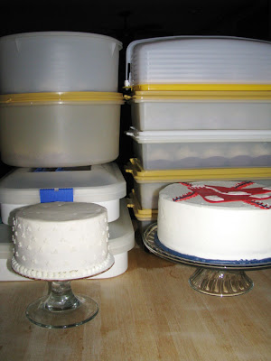 Retro Gran | preparing cakes for transport