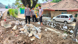 Dalam Rangka Pengamanan Arus Mudik/Balik Lebaran 2022, Polsek Kandanghaur Polres Indramayu Membangunan Pospam di Pasar Eretan