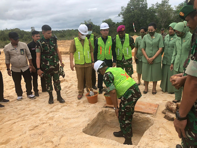 Bupati M Nizar Mendampingi Danrem 033/WP Melakukan Peletakan Batu Pertama Pembangunan Makodim Lingga