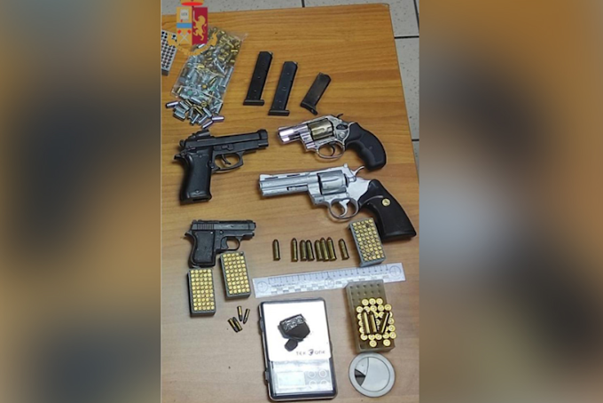 Taranto, nasconde pistole e munizioni nella stanza da letto: arrestato 44enne