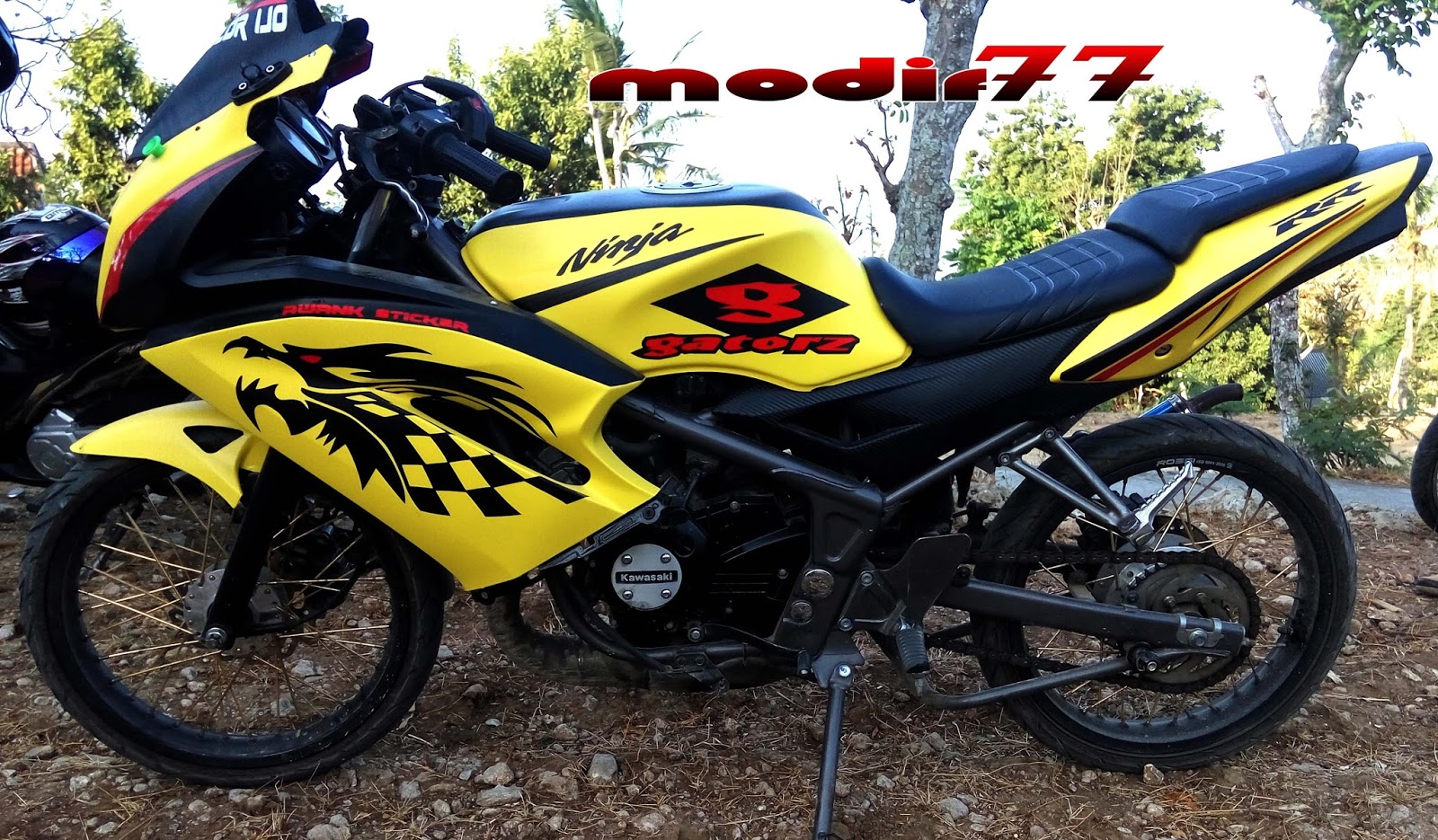 Modifikasi Motor  Ninja  Rr Warna  Hitam  Kuning Arena 