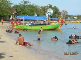 Bath go out to sea with family (Jepara Tourism Info)