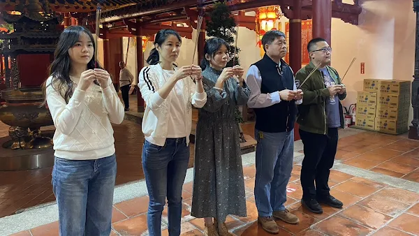 ▲彰邑關帝廟口開唱為愛發聲，祈求活動平安順利，圓滿成功。（記者林明佑攝）