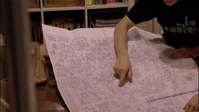 jóvenes mirando mapa de las canteras y túneles de París