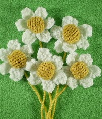 http://www.ravelry.com/patterns/library/springtime-wreath-daisies