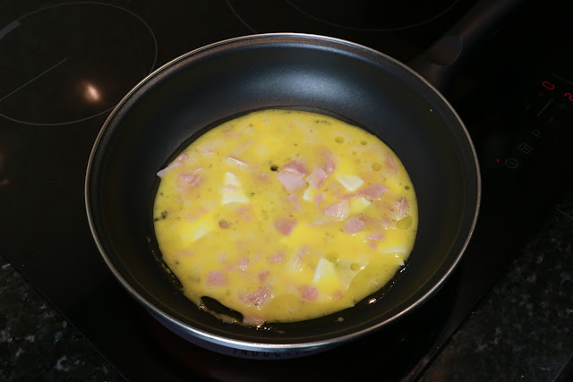 Preparación de tortilla francesa con jamón cocido y queso