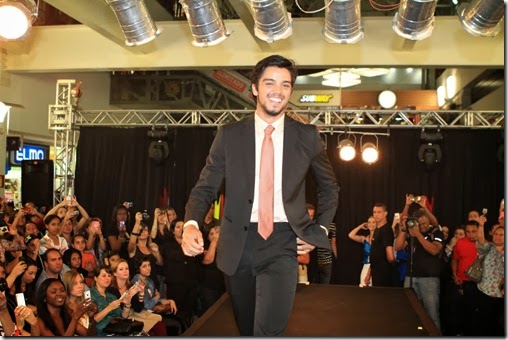 Rodrigo Simas no desfile do ViaShopping - crédito Mateus Baranowski