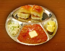 pav bhaji with slice of onion and lemon