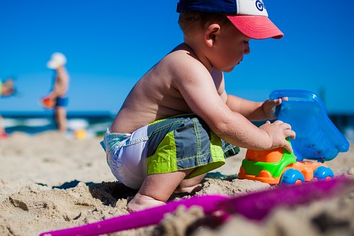 Bebê brincando na areia