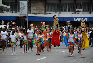 Alunos do Centro Educacional Helena de Paula Tavares desfila as manifestações populares