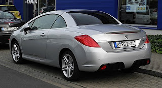 Une Peugeot 308 grise