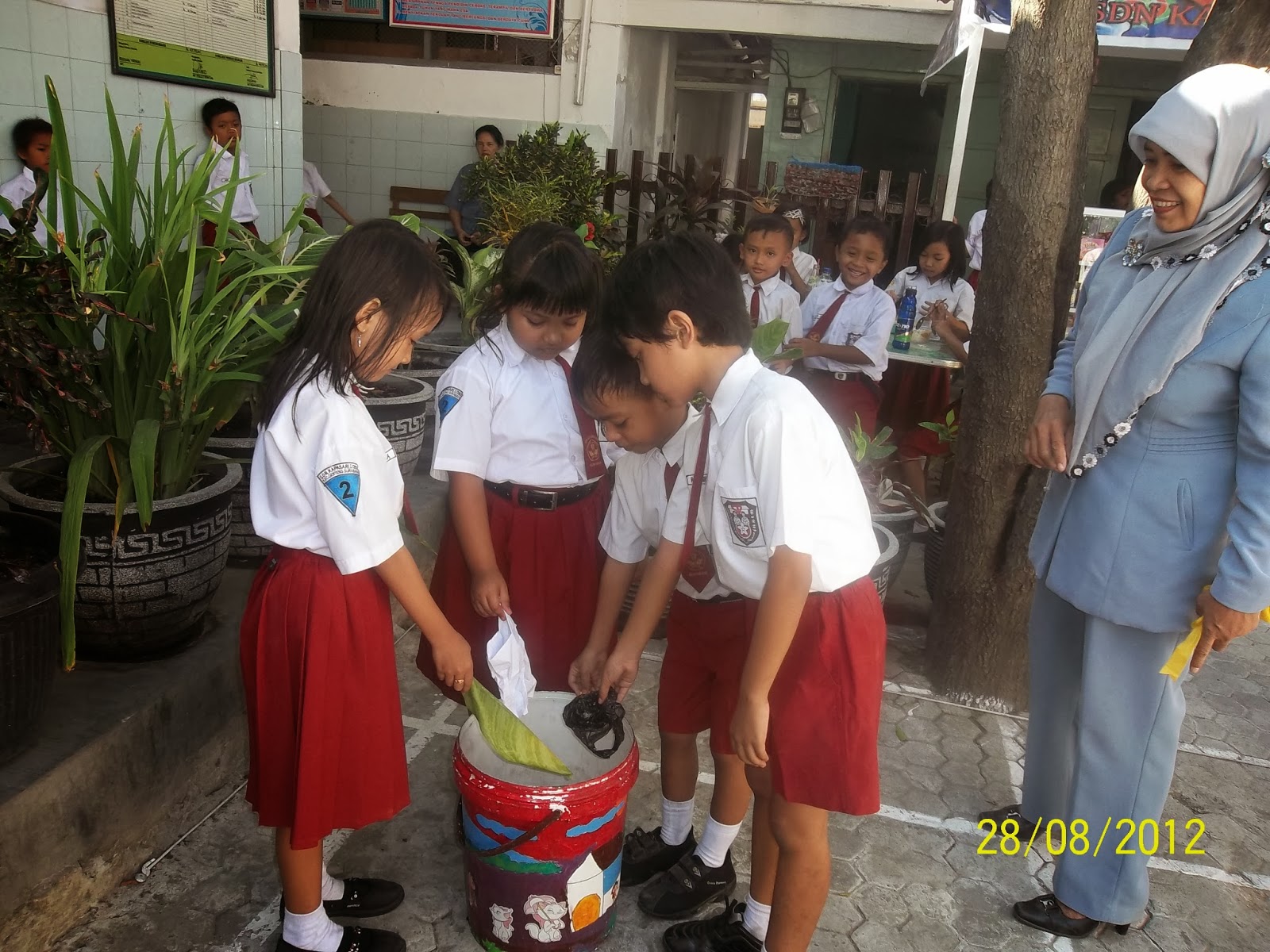 PERPUSTAKAAN SDN KAPASARI 1: Membuang sampah pada tempatnya