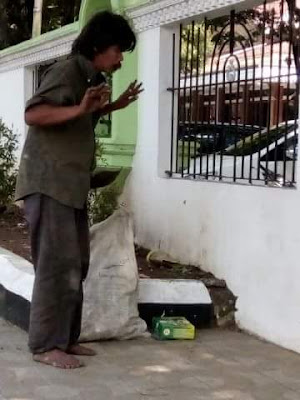 'Orang Gila' Sedang Sholat Di Luar Pagar Masjid Garut Ini Hebohkan Netizen