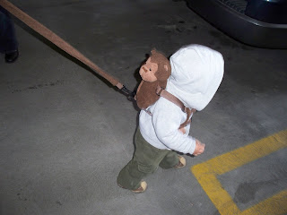 El Chonchu y su changuis en el estacionamiento del SD Airport