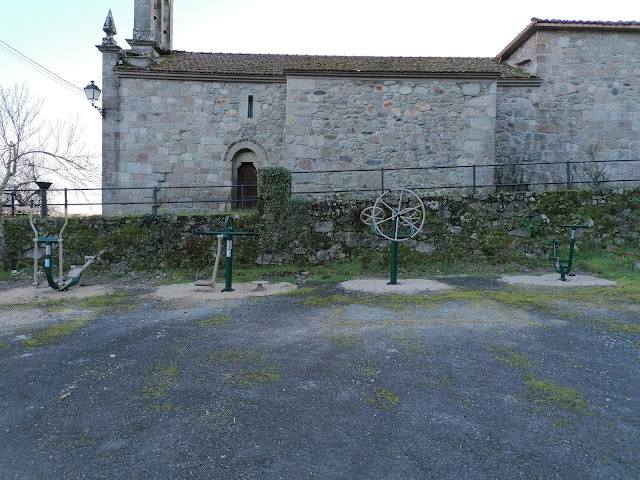 Parque biosaludable al lado de la iglesia de San Salvador de Moreda