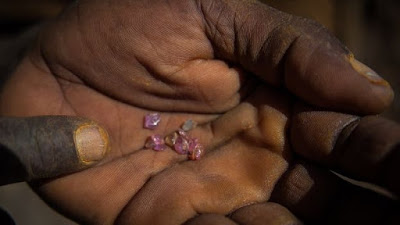 In Pictures: Madagascar's Sapphire Mining Rush (2)