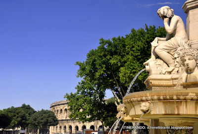 Fontaine Pradier troneggia sull'Esplanade de Nimes. Sullo sfondo l'anfiteatro romano