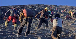 Mendaki Semeru Dengan Cara Berjalan Mundur