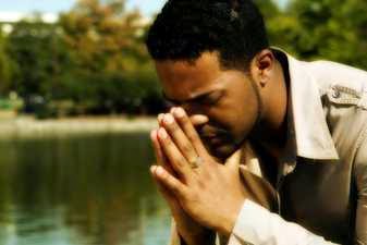 Hombre rezando en silencio