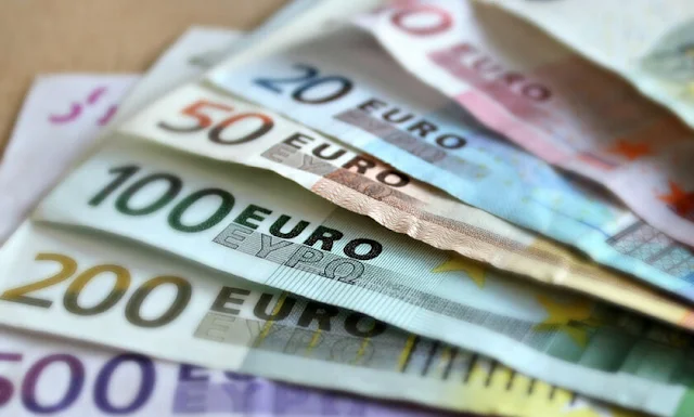 Αυτοί είναι οι τελικοί δικαιούχοι των 800 ευρώ - Τι ισχύει για ελεύθερους επαγγελματίες