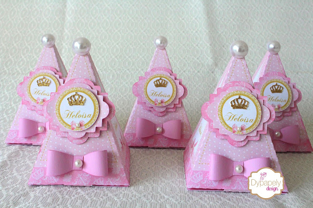 festa de princesa, festa personalizada de princesa, Princess party, princess favor, festa nos eua, festa de princesa nos Estados Unidos, caixinha de vestido princesa, caixinha de vestido personalizada, caixinha de vestido rosa, caixinha de bala personalizada, caixinha bala, caixinha gable, caixinha personalizada gable, caixinha gable rosa, caixinha pirâmide, caixinha priramide princesa, caixinha quadrada personalizada, caixinha pirâmide personalizada, caixinha pillow box personalizada, caixinha pillow box princesa, caixinha personalizada de princesa, personalizados de princesa, princess favor box,caixinha Silhouette personalizada, caixinha Silhouette princesa,