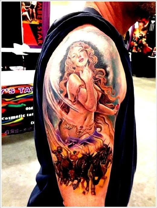  chica con tatuaje de pin up