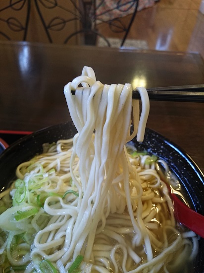 島そば(大)の麺の写真