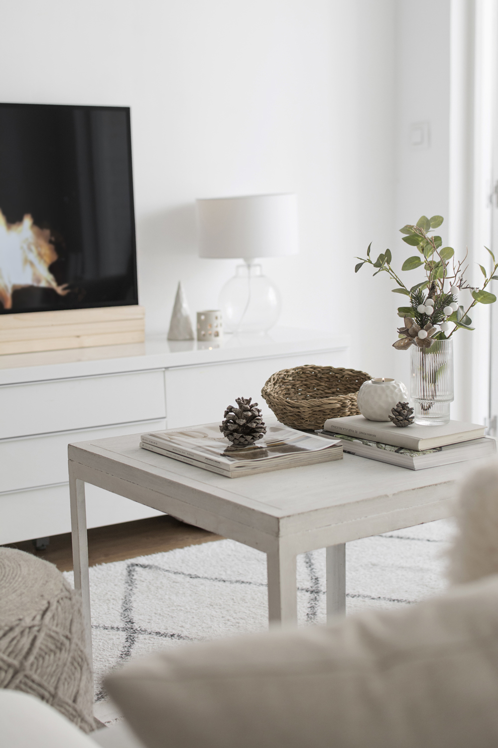 A WARM AND SIMPLE CHRISTMAS DECORATION IN THE LIVING-ROOM // UNA DECORACIÓN NAVIDEÑA CÁLIDA Y SENCILLA EN EL SALÓN