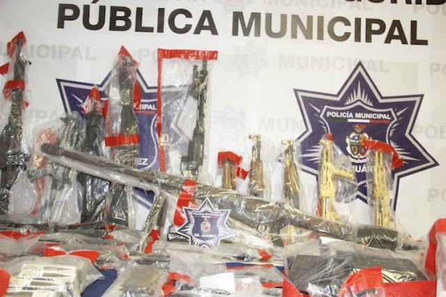 “Cuernos de chivo” bañados en oro, entre el arsenal asegurado a "Los Aztecas" en Juárez.