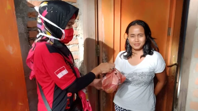 Foto: Seorang warga Padang terdampak Covid-19, menerima bantuan nasi bungkus untuk keperluan berbuka dari PDIP Sumbar, Senin (18/5/2020).