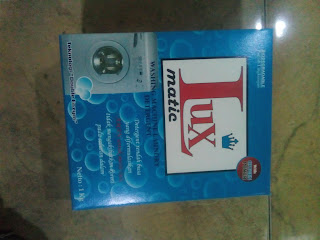 detergent lux matic adalah detergen premium yang diformulasikan khusus untuk mesin cuci frontloading yg rendah busa dan tidak merusak pakaian.keunggalan dari detergen ini adalah   1.bubuk pekat  2.oxygen power  3.pencermelang  4.anti karat  5.anti endapan