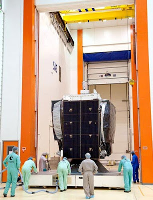 VINASAT-2 đang được đưa vào khoang vận chuyển tại trung tâm vũ trụ Arianespace. (Ảnh: Arianespace)