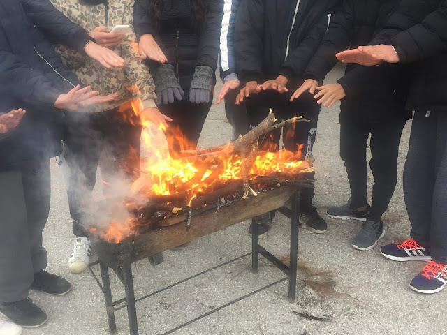 Ανάψαν φωτιές για να ζεσταθούν στο υπό κατάληψη Λύκειο Ερμιόνης - Γαληνός: Δεν υφίσταται απόσπαση καθηγητή Φιλολόγου