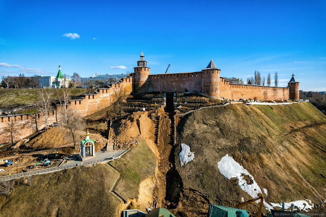 Строительные работы на склоне под стенами Нижегородского кремля