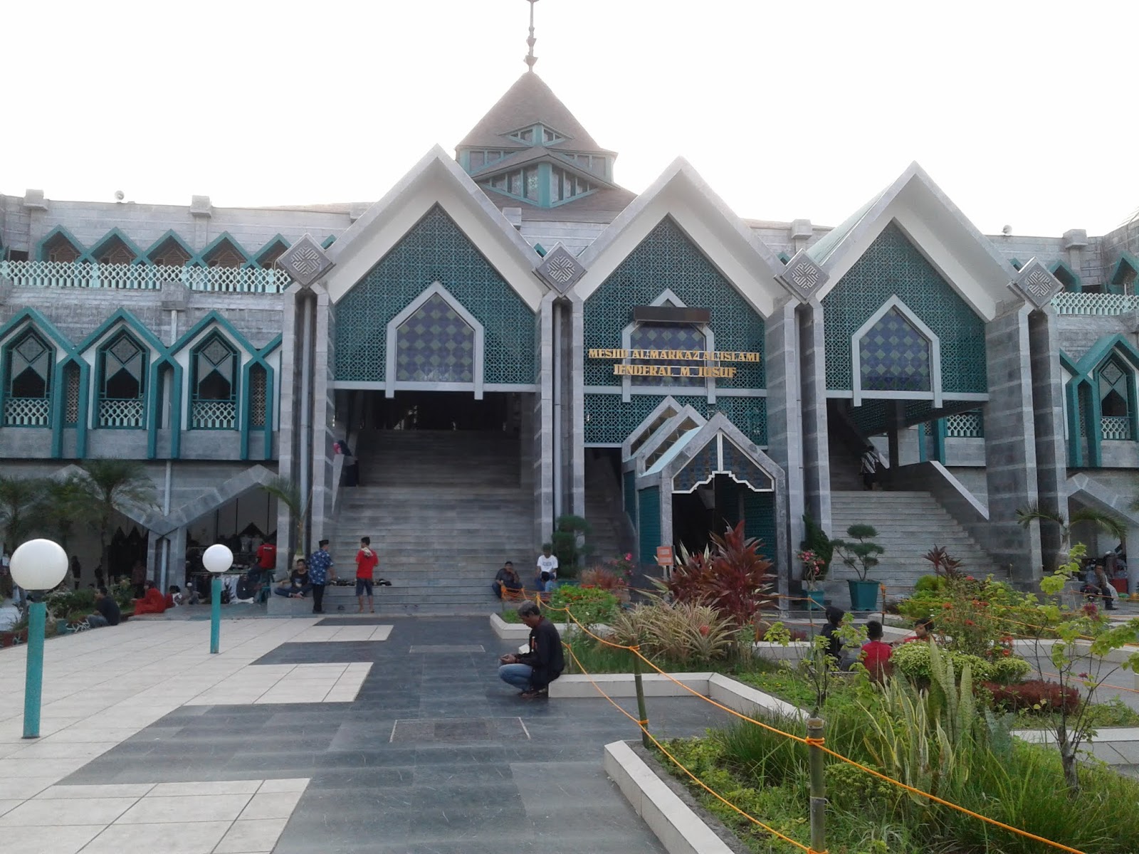 Andi Nur Hasanah AS Makassar Masjid Al Markaz Al Islami Masjid yang dibangun tahun 1994 dengan pekarangan luas menjadi sorotan masyarakat sebagai tempat
