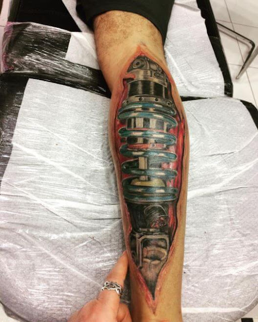 Tatuagens nas panturrilhas - 30 sugestões masculinas