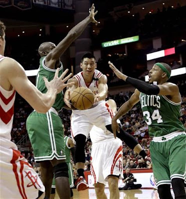 houston rockets jeremy lin center looks to pass the ball