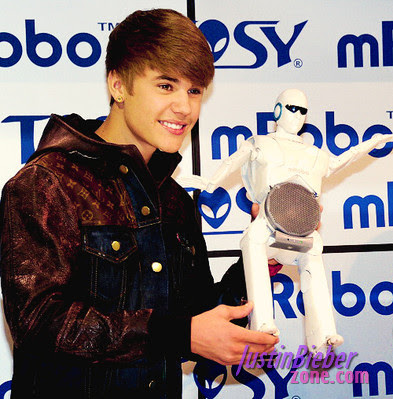 Justin_Bieber_unveil_CES_robot