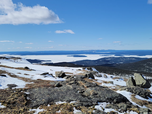 Au sommet du mont Provencher dans les monts Groulx