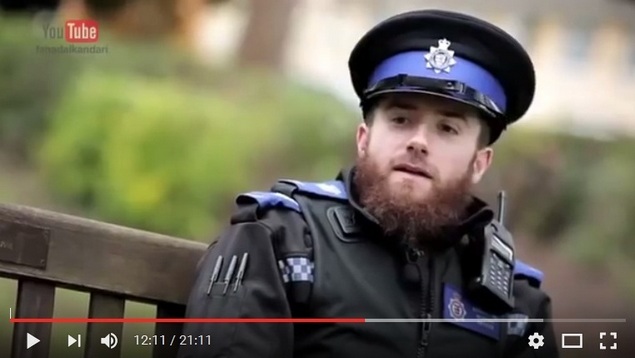 Polisi Muslim Inggris Ini Pelihara Janggut dan Selalu Shalat Tepat Waktu 