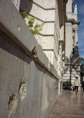 Marcas de metralla en el mármol de la fachada del Ayuntamiento de Valencia