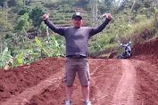 Jelang Kejuaraan Paralayang dan Gantole Tingkat Jabar, Desa Nanggewer Bangun Akses Jalan Ke Puncak Pasirgowong 